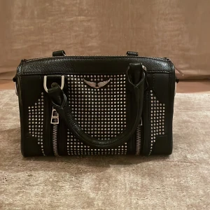 Zadig Voltire Väska -  säljer min favo zadig väska med nitar❤️Tyvärr är bandet borta därav priset.Modell:sunny , Nypris: ca 6000kr