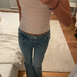 Zara jeans - Skitsnygga lowwaist Bootcut jeans från zara. Nästan aldrig använda, två hål klippta på insidan av midjan men inget som påverkar eller syns💗strl 38 men skulle säga att de även passar 34-36🙏🏻 pris går att diskutera