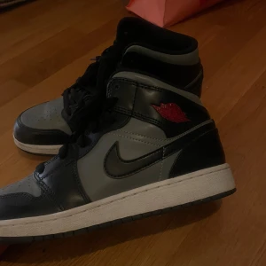 Jordan 1 mid - Säljer mina jordans jag knappt använt, dom är i ny skick storlek 39 inte creasade ser ut som nya. Pris går att diskuteras. ny pris 2800kr💕