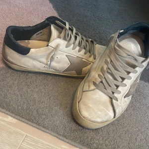 Golden goose - Extremt feta Golden Goose skor💫 Bra skick bortsett från 2 super små defekter som visas på bilderna men därav lågt pris🔥 Strl 46