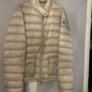 Beige moncler jacka i strl 2, passar mig som har S i jackor. Köpt här på Plick💗pris kan diskuteras