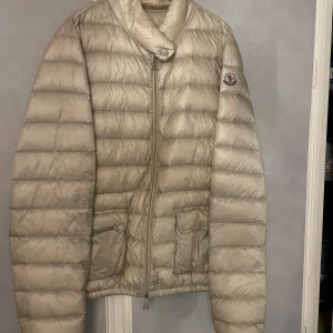 Moncler jacka - Beige moncler jacka i strl 2, passar mig som har S i jackor. Köpt här på Plick💗pris kan diskuteras