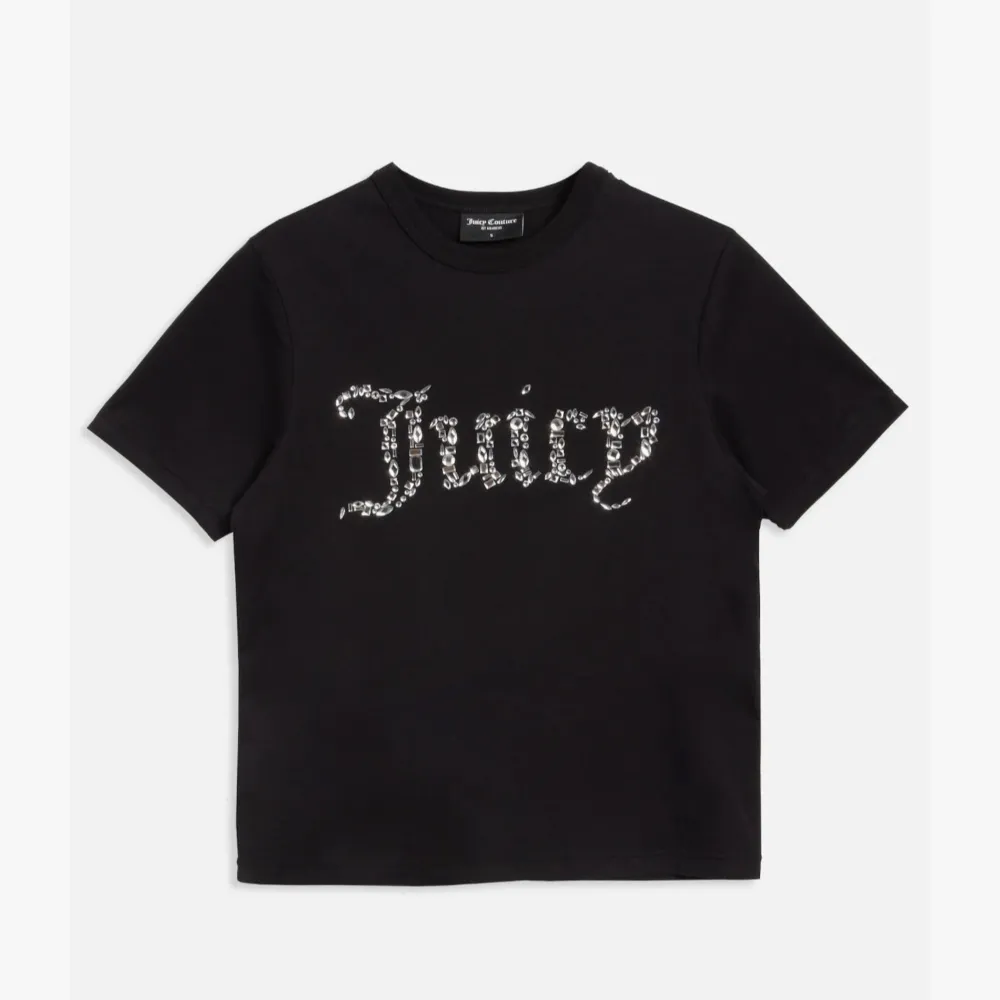 🩷Köpt 9/9-24 och endast provad🩷 Juicy couture t-shirt med logga i stenar. Tröjan är i storlek 3XL då jag ville ha den oversized men satt inte bra på mig. Skulle säga att storleken mer är som en L-XL och är ganska kort!   Har kvitto kvar. Köpt för 600. Toppar.