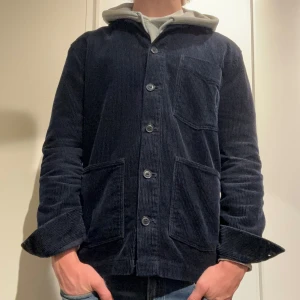 THESE GLORY DAYS OVERSHIRT - These glory days overshirt i manchester material perfekt till hösten  Jackan är i bra skick utan defekter eller något!  Tveka inte på att höra av er! 
