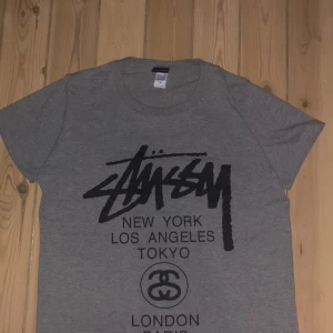Grå vintage stussy t-shirt - I mycket gott skick, använd ett par gånger