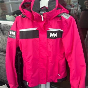Vind/regnjacka  - Helly Hansen jacka i så gott som nytt skick!  Använd fåtal gånger, som ny!   Nypris vid inköp: 3000kr  Pris: 1500kr 