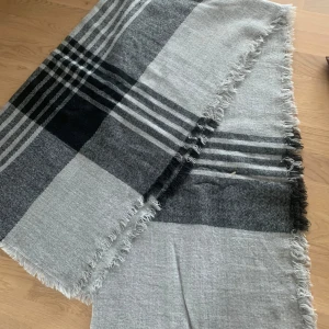 Snygg o skön halsduk  - Mycket bra skick nästan ny halsduk från Gina tricot 