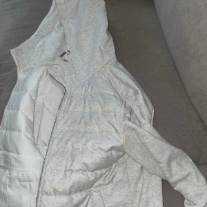 H&m cardigan  - Ny skick köpt för 600 kom privat för bilder hur den sitter på!