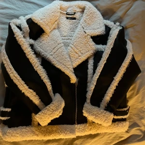 Svart läderjacka med vitt foder - Svart mysig läderjacka med vitt foder, bra nu inför höst och vinter!!🍂🍂Aldrig använd 