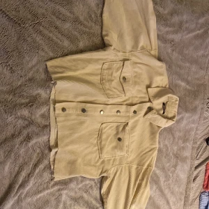 Beige jacka - Jacka i nyskick 