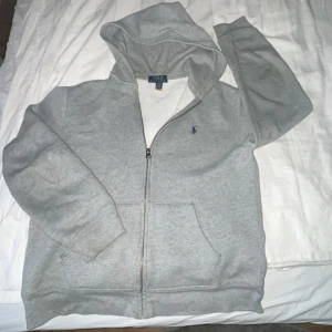 Polo Ralph Lauren zip-up - Säljer för jag har vuxit ur den 