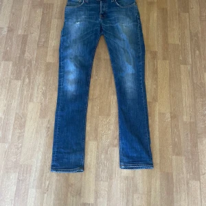 Nudie jeans  - Feta nudie jeans  Skicket är helt okej  Fickorna är trasiga men man kan lämna in de på nudie butik så lagar dom de gratis  W 33 L 34 men midjan är mer som 31/32