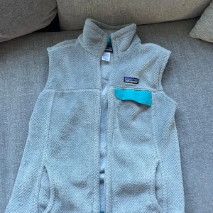 Patagonia Väst - Grå Patagonia väst! Bra skick och väldigt mysig!