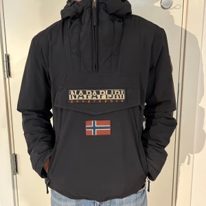 Vinterjacka  - Fodrad jacka från Napapijri. Perfekt att ha nu inför hösten och även på vintern! Riktigt snygg och även praktiskt 🤩🤩. Inga defekter, den är som ny. Fråga gärna om du undrar något mer. 