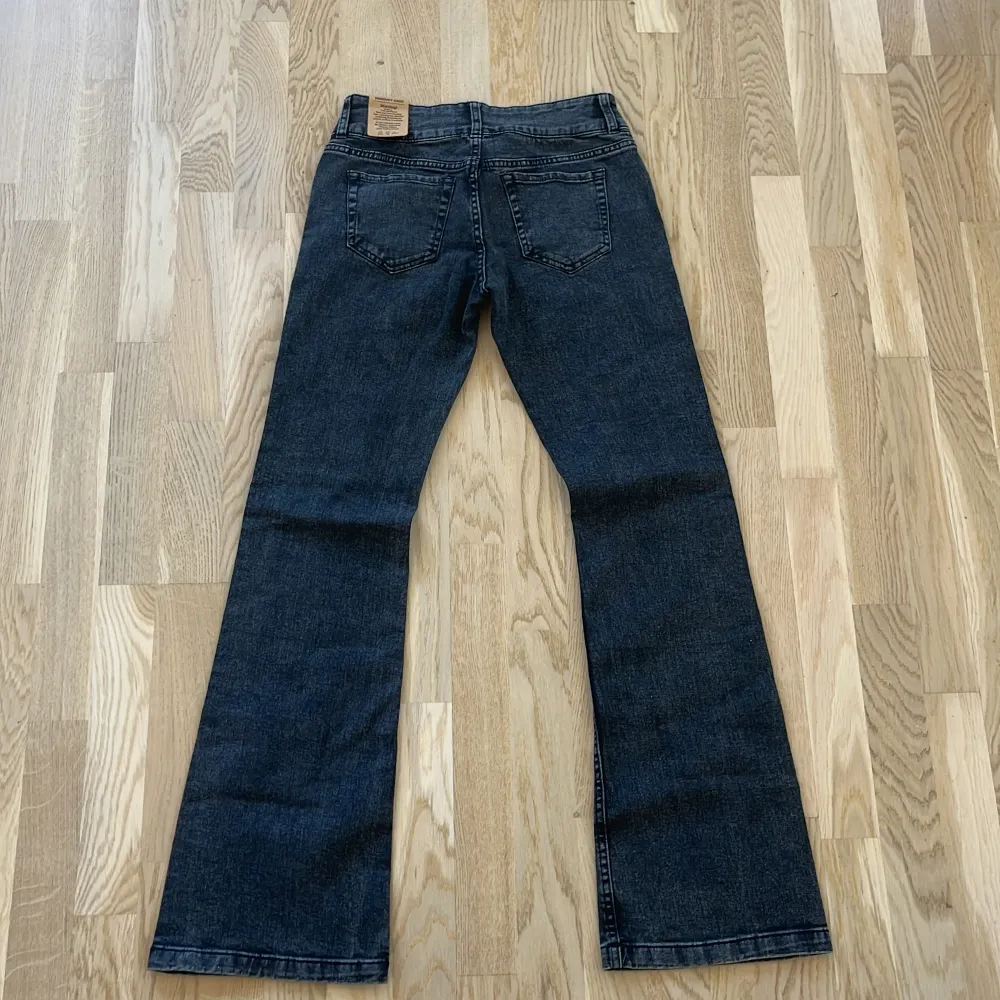 Sjuuk snygga jeans från Terranova, för små för mig så har inga bilder på! Passar som en M skulle jag säga. Midja: 37 Innerben: 79. Jeans & Byxor.