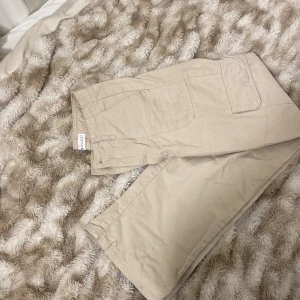 Cargo byxor från ZARA  - Stolek 34, färgen beige  priset kan diskuteras !
