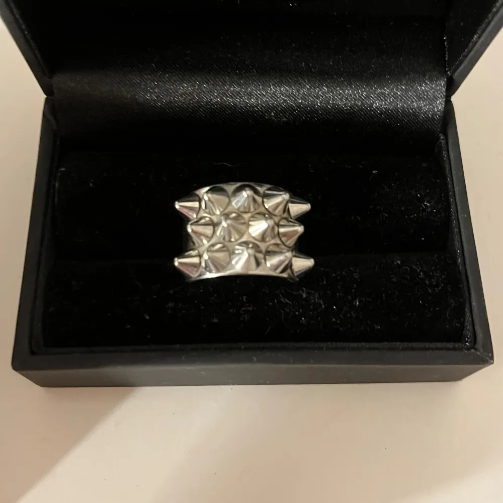 Populär ring från Edblad som jag säkjer då jag inte använder silver! Nypris 399💗. Asusteet.