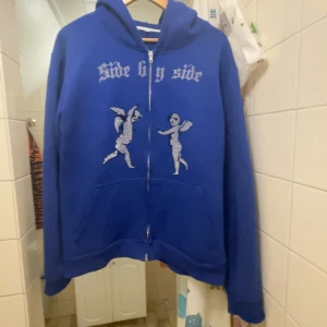 Rhinestone tröja - En snygg tröja i storlek M som är i 9/10 skick. Använd ett fåtal gånger. Säljer för att den är för stor för mig. Skriv om fler bilder eller andra eventuella frågor. Är öppen för byten😄