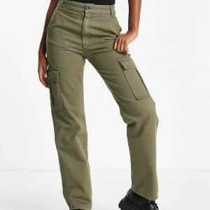 Olivgröna cargopants - Säljer ett par olivgröna cargopants. Kommer inte till användning storlek 38 men passar mig som är 36 120kr