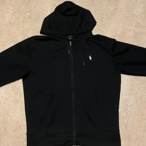 Polo Ralph lauren zip hoodie - Säljer min svarta polo hoodie i storlek L som inte passar mig längre den är i bra skick.