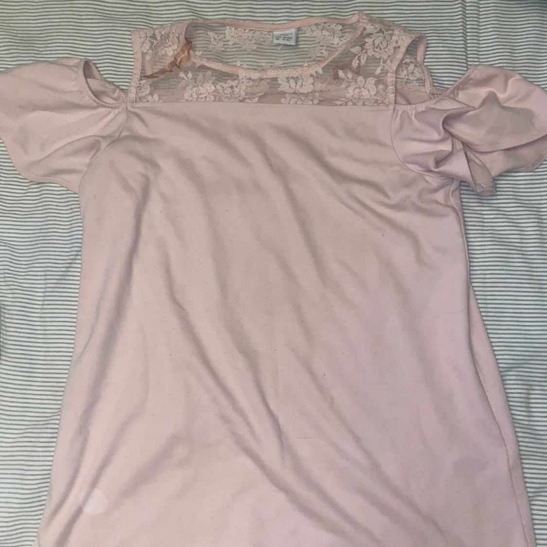 Rosa topp med spetsdetaljer från Lindex