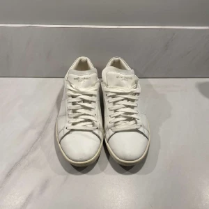 Saint Laurent skor - Säljer dessa sjukt fräscha Saint laurent skor i storlek 41 men passar även 42
