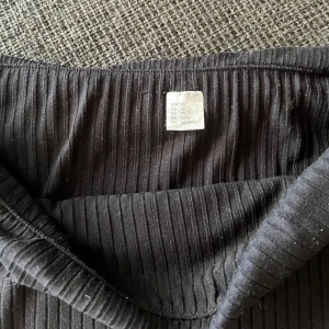Off-shoulder tröja - Svart ribbad tajt off-shoulder tröja från H&M, använd så lite nopprig men sysn inte eftersom den är svart, XS, hör av er om frågor eller mer bilder!