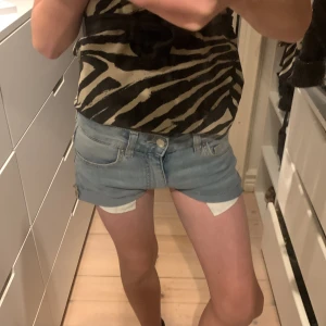 Blåa kort jeans shorts - Jätte fina blåa jeans shorts som passar för dig som har storlek xs och som gillar Stockholmstil, det är bara att skriva privat för mer info💗