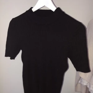 svart ribbad t-shirt - bra skick, väldigt varm dock  köpt för 299kr