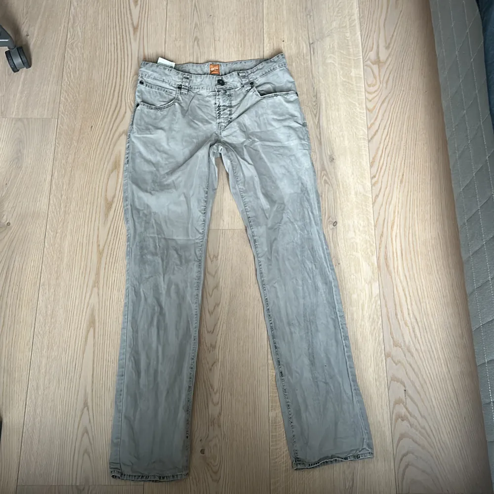 Feta Hugo Boss Jeans, skick 8/10. Säljer eftersom de är nu för små. Nya går för runt 699-799. Pris kan diskuteras! . Jeans & Byxor.