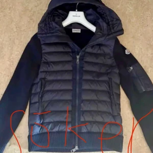 Moncler cardiganen för bytte  - SÖKER DENNA MONCLER CARDIGANEN FÖR BYTTE STORLEK S OCH FÄRG SVART SNÄLLA KONTAKTA MIG VIA DM