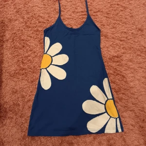 Sommar klänning - Klänningen sitter väldigt fint och är inte använd många gånger.