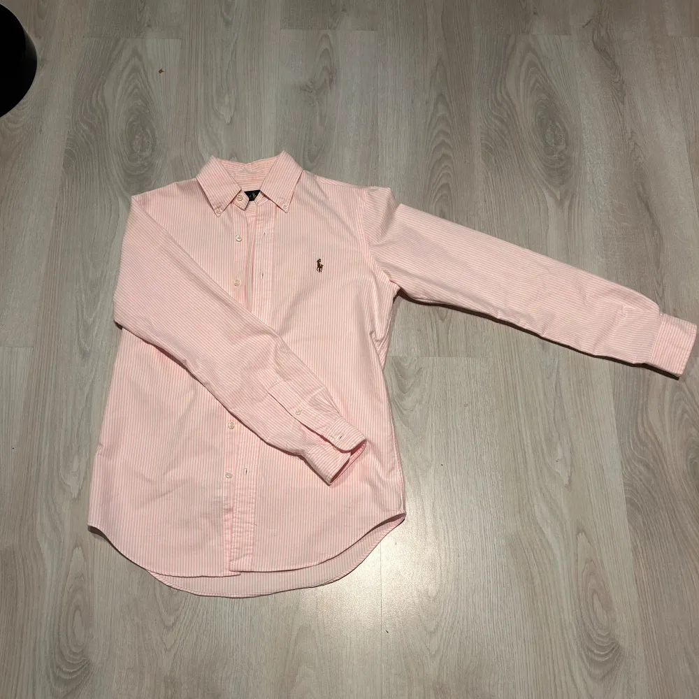 Ralph Lauren skjorta, Rosa randig, Storlek S, sitter lite större skulle passa någon med storlek M. Säljer för 559kr, pris kan diskuteras vid snabb affär! . Skjortor.