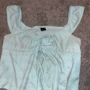 Blå topp - Så så söt topp från gina, den är i strl M men passar även S🩵smarsamt använd