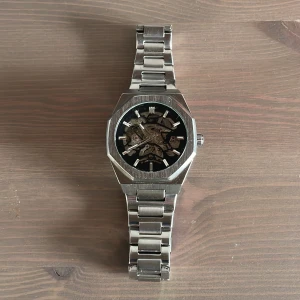 Calith Phantom Watch - Väldigt snygg klocka från Calithe. Detta är en automatisk klocka som inte behöver batteri! Klockan är i väldigt bra skick.