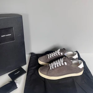 Saint Laurent skor - Säljer ett par snygga saint Laurent skor i storlek 42,5, cond 10/10 endast testade. Kommer med ALL OG!