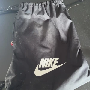 Nike Tyg påse - En använd Nike tyg påse men tvättas innan och blir som ny då! Hör av vid intresse 