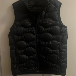  Väst  - Hej säljer min peakperformans väst då inte den kommer till användning, länge st 170 skriv vid intresse 