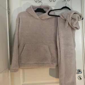 Mysigt set  - Mysigt det från Lindex storlek 158/164. Jag som använder xs/s/m är jätte bekväm i den. Bra skick