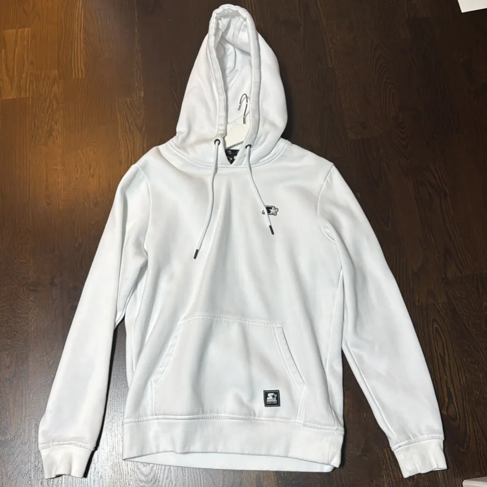 Starter essential hoodie i nyskick. Ordinarie pris ligger på 650kr. Hoodies.