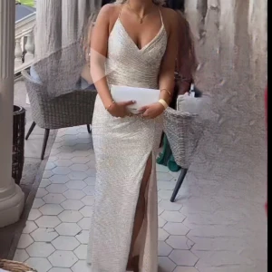 Klänning - (Första bilden är inte min!)  Superfin champagnefärgad klänning perfekt för bal, sittning osv. Köpt ifrån Jj’s house förra året, endast testad. Köpt för över 2000kr.