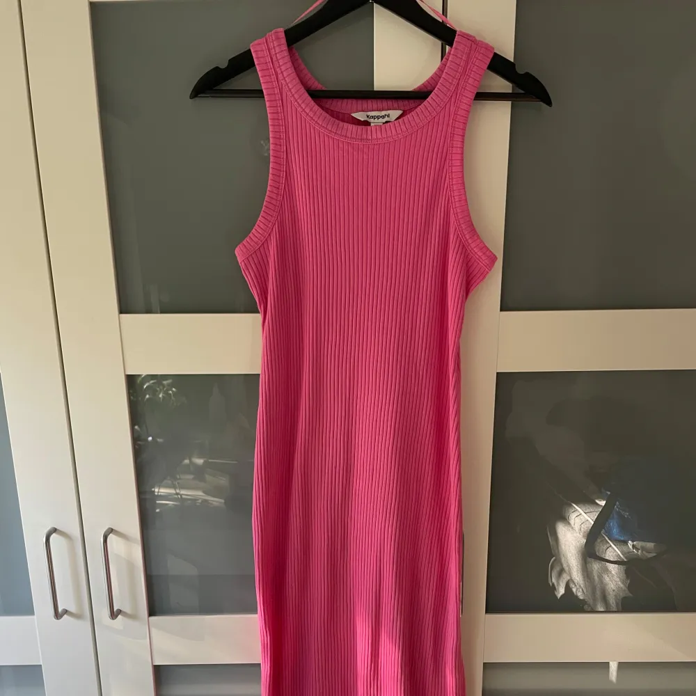 Rosa mysig långklänning i storlek XS men passar mer S-M! I mycket fint skick! . Mekot.