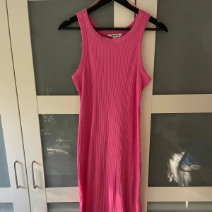 Rosa långklänning - Rosa mysig långklänning i storlek XS men passar mer S-M! I mycket fint skick! 