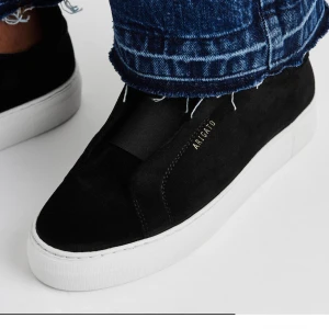 Axel Arigato - Säljer mina rätt så välanvända skor från Axel arigato, köptes för 2500. Orginallåda o påse får man med!🥰