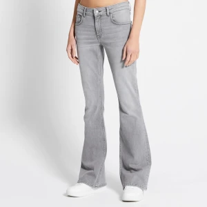 jeans ”low boot” från lager 157 - säljer dessa grå jeans från lager 157 då de har blivit förstora för mig. jeansen är i jättebra skick och typ aldrig använda. jeansen är helt slutsålda på hemsidan. pris kan diskuteras💗