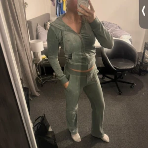 Juicy couture  - Väldigt bra skick, koftan är endast använd några gånger.  Koftan är i Stl S och byxorna är i Stl XS Inga defekter Jag är runt 170cm Priset går få billigare vid snabb affär🫶🏻