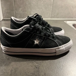 Converse Skor - Svarta converse skor med stjärna på sidan.  Aldrig använda.