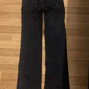 Säljer ett par svarta jeans med bootcut. De har en klassisk design med fickor bak och fram. Perfekta för en avslappnad men stilren look.