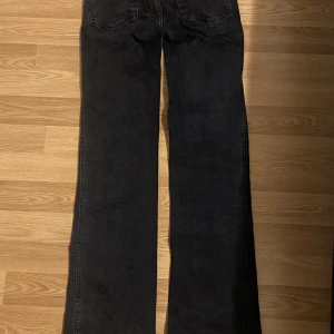 Svarta jeans med bootcut - Säljer ett par svarta jeans med bootcut. De har en klassisk design med fickor bak och fram. Perfekta för en avslappnad men stilren look.