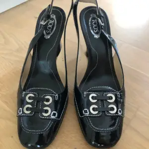 Säljer svarta klackskor från Tod’s i stl 37. Skorna är i nyskick.